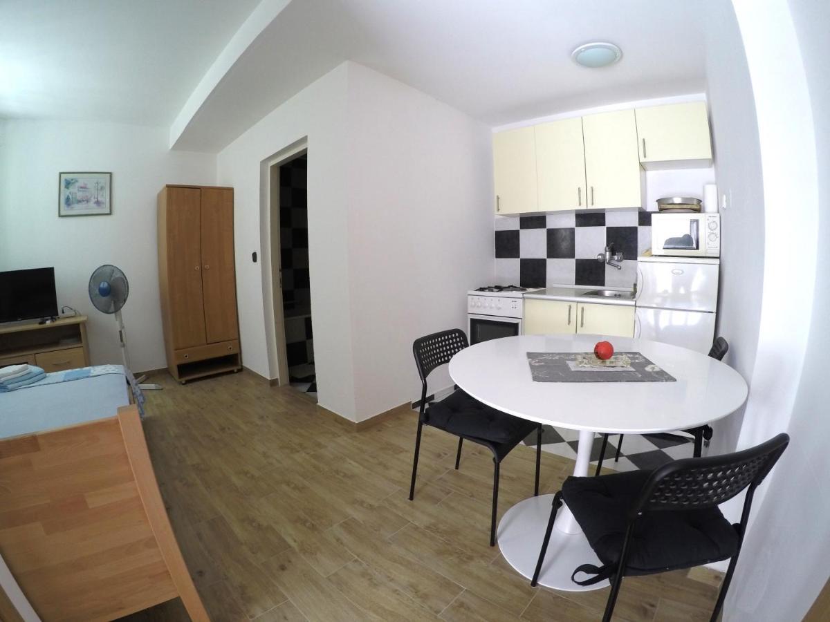 Peach Apartment'S Repic Bibinje Luaran gambar