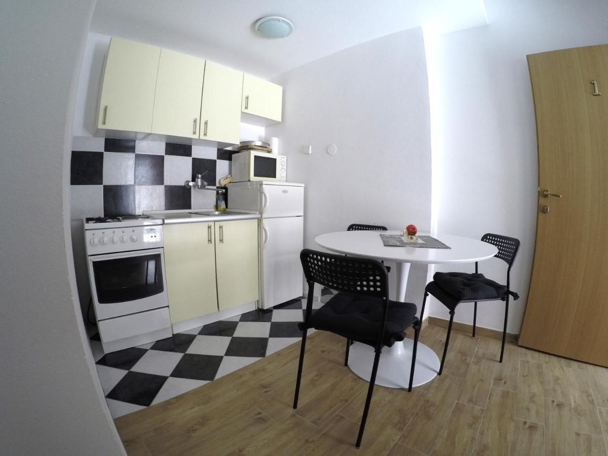 Peach Apartment'S Repic Bibinje Luaran gambar